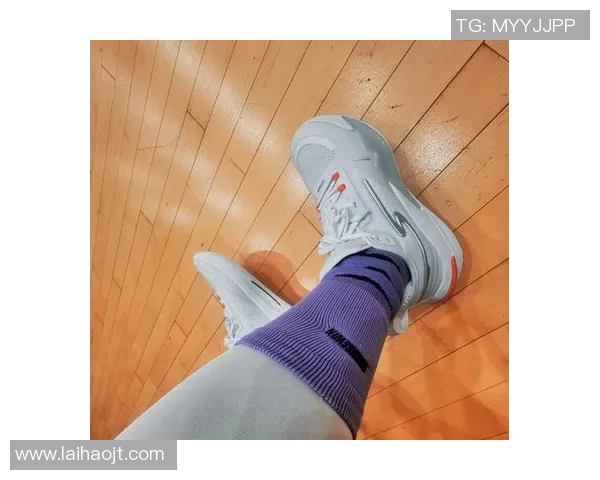 爱穿长袜的足球球星：探索他们独特的时尚选择与场上表现